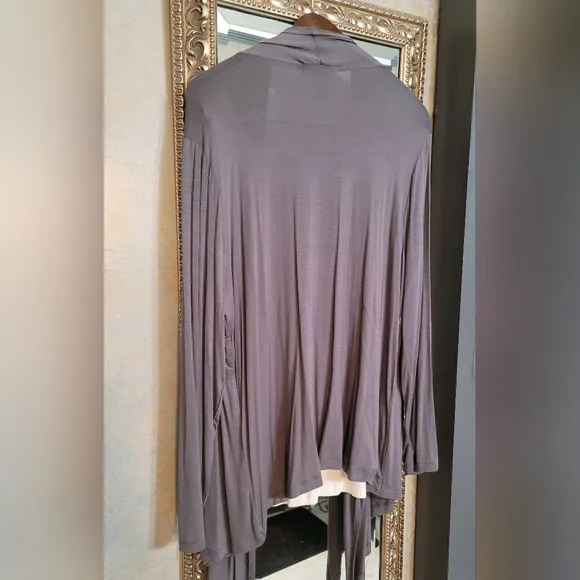 Grey and ivory top - Picture 2 of 4